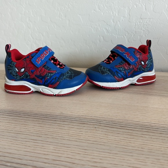 Marvel / Disney Spider-Man light up sneakers / shoes - Picture 3 of 6